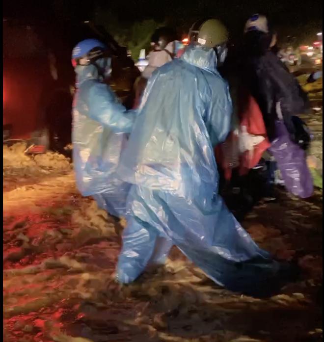 Xót xa cảnh hàng trăm người dân vượt lũ chảy xiết về quê-1