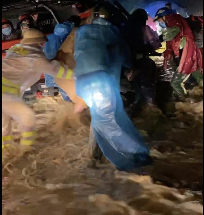 Xót xa cảnh hàng trăm người dân vượt lũ chảy xiết về quê-2