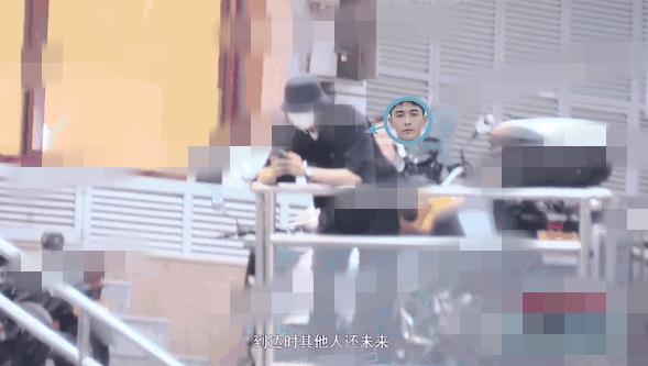 Triệu Chí Vỹ lộ ảnh ôm ấp bạn gái giữa đường quá đáng yêu-1