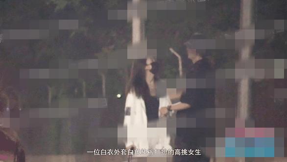 Triệu Chí Vỹ lộ ảnh ôm ấp bạn gái giữa đường quá đáng yêu-4