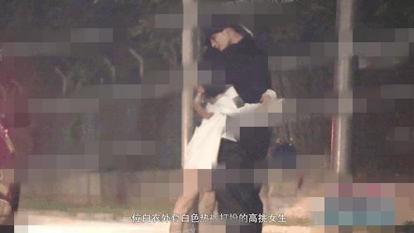 Triệu Chí Vỹ lộ ảnh ôm ấp bạn gái giữa đường quá đáng yêu-5