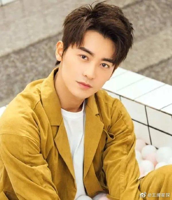 Triệu Chí Vỹ lộ ảnh ôm ấp bạn gái giữa đường quá đáng yêu-7