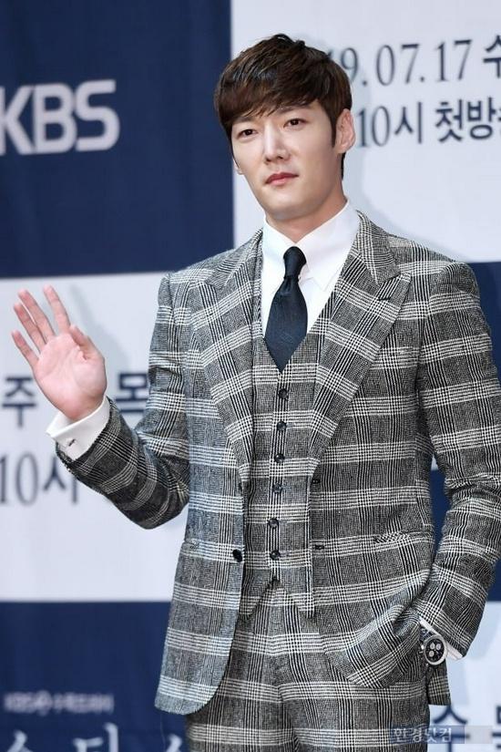Choi Jin Hyuk ngừng hoạt động sau khi vi phạm lệnh giãn cách-1