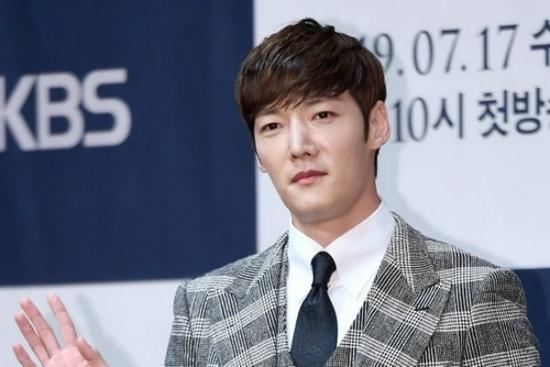 Choi Jin Hyuk ngừng hoạt động sau khi vi phạm lệnh giãn cách