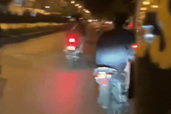 Clip: Nhóm trẩu tre đánh võng, khiêu khích cả xe cảnh sát-1