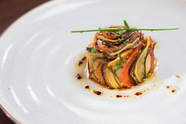 Suất ăn bán trú khiến phụ huynh chảy nước mắt, Hiệu trưởng nói gì?-2