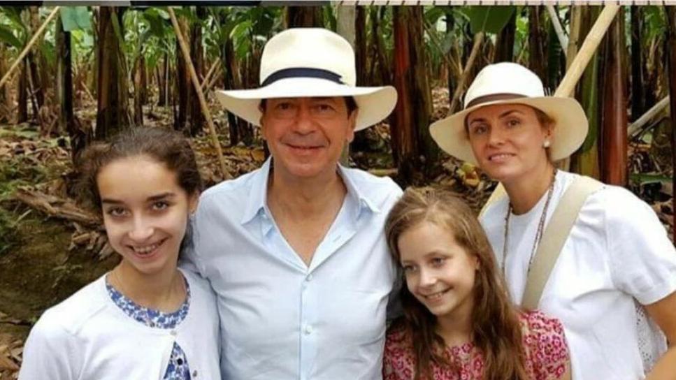 Tỷ phú ly hôn chạy theo kẻ thứ 3 đáng tuổi con-2