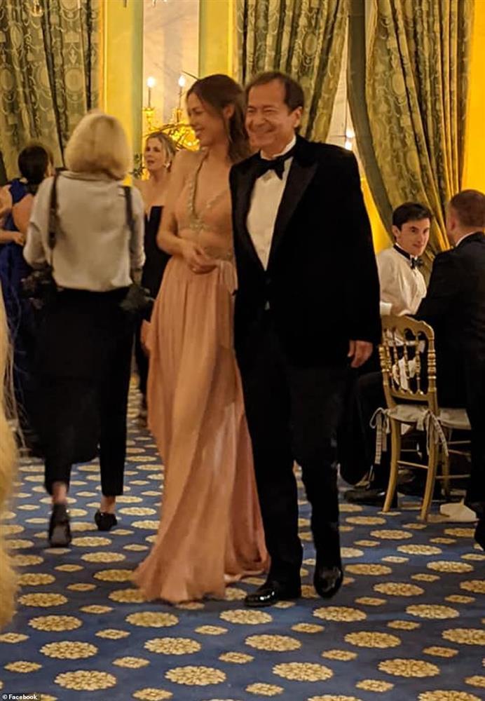 Tỷ phú ly hôn chạy theo kẻ thứ 3 đáng tuổi con-6