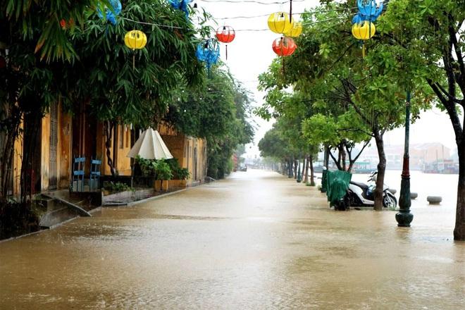 Nước lũ tấn công, phố cổ Hội An ngập mênh mông-1