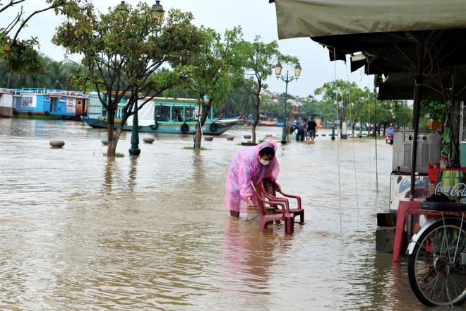 Nước lũ tấn công, phố cổ Hội An ngập mênh mông-4