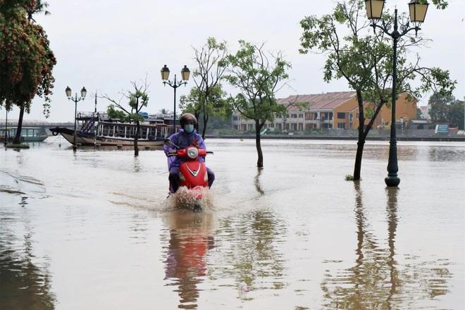 Nước lũ tấn công, phố cổ Hội An ngập mênh mông-5