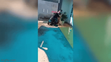 Bị đuổi vì né chốt, ông chú xông vào nhà dân lấy dao chém CSGT-2