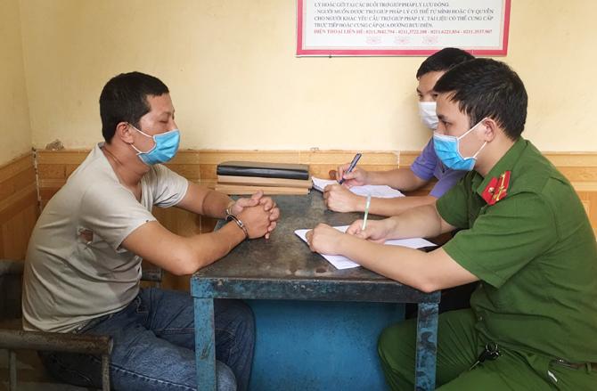 Bị đuổi vì né chốt, ông chú xông vào nhà dân lấy dao chém CSGT-3