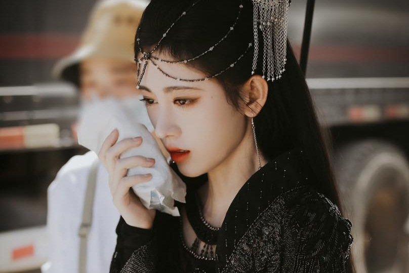 Cúc Tịnh Y bị giật mất vai, còn lộ bí mật công ty khống chế visual?-6