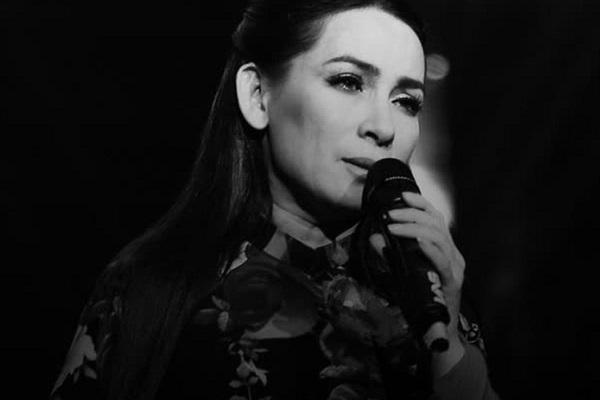 Việt Hương tự tay ôm tro cốt Phi Nhung về Mỹ tối nay-4