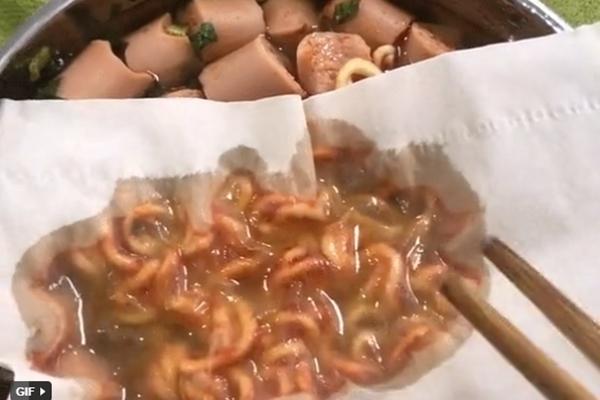 Tại sao nên đặt lõi giấy ở ghế bồn cầu khi sử dụng nhà vệ sinh công cộng?-5