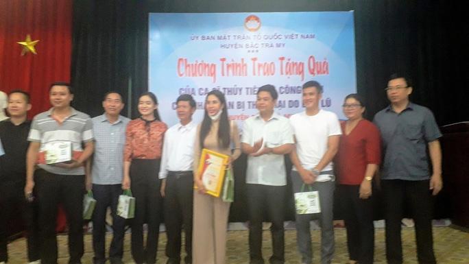 Ca sĩ Thủy Tiên trao tiền hỗ trợ Quảng Nam rất minh bạch-1