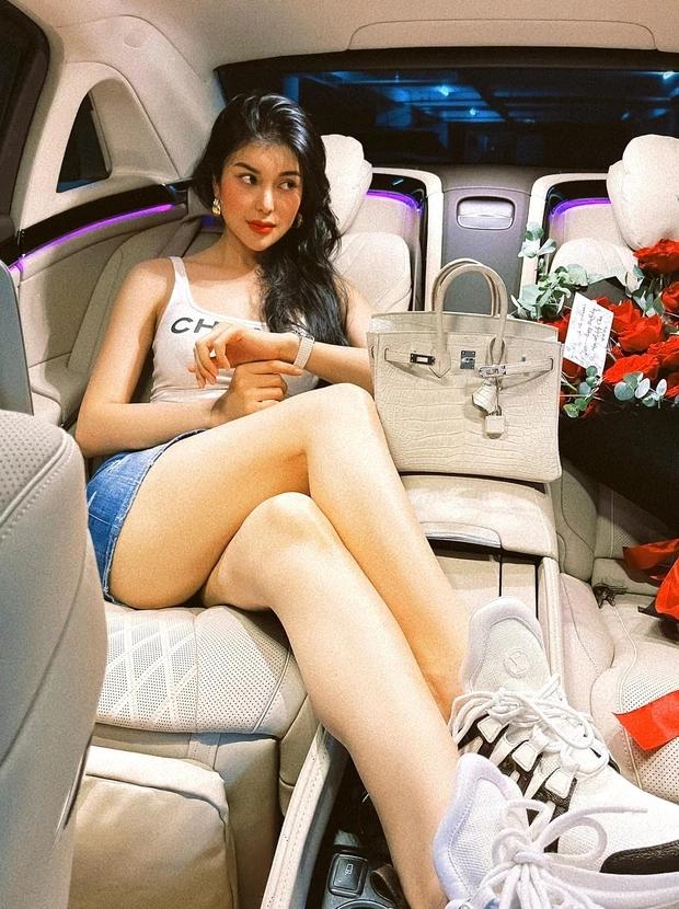 Ngọc Trinh bị nghi dùng đồ fake, tình địch khoe 2 tay 2 nhẫn kim cương-6