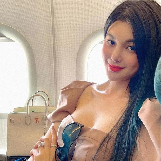 Ngọc Trinh bị nghi dùng đồ fake, tình địch khoe 2 tay 2 nhẫn kim cương-7