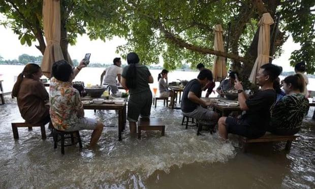Nhà hàng mùa lũ nước ngập quá gối, khách vừa ăn vừa nhảy sóng-4