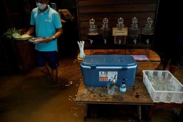 Nhà hàng mùa lũ nước ngập quá gối, khách vừa ăn vừa nhảy sóng-6