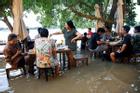 Nhà hàng mùa lũ nước ngập quá gối, khách vừa ăn vừa 'nhảy sóng'
