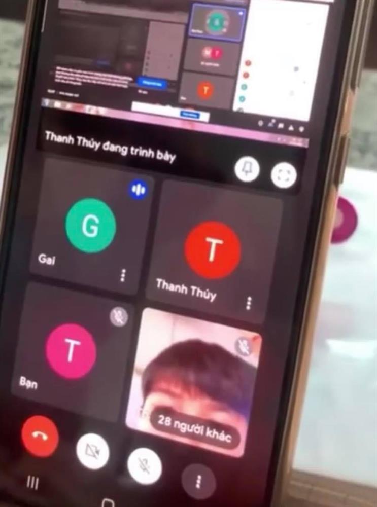 Clip: Phụ huynh chửi cô giáo vì con giơ tay mãi không được gọi-1