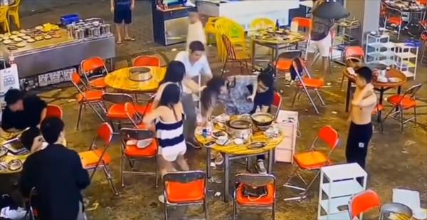 Chồng nắm tay tình nhân dưới bàn, vợ lao đến đánh ghen tới tấp-2