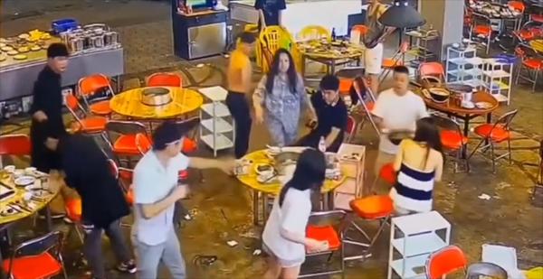 Chồng nắm tay tình nhân dưới bàn, vợ lao đến đánh ghen tới tấp-3