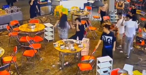 Chồng nắm tay tình nhân dưới bàn, vợ lao đến đánh ghen tới tấp-4