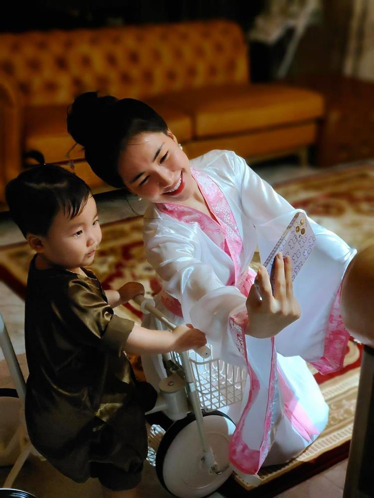 Con trai Hòa Minzy chuẩn thiếu gia nhà giàu ngày sinh nhật-7