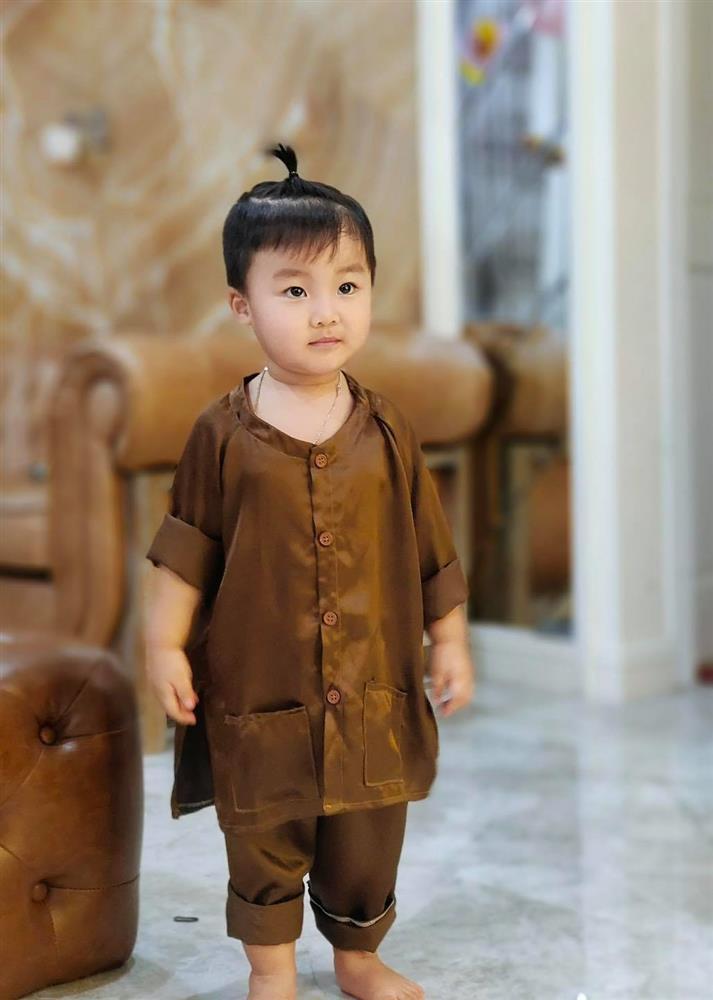 Con trai Hòa Minzy chuẩn thiếu gia nhà giàu ngày sinh nhật-8