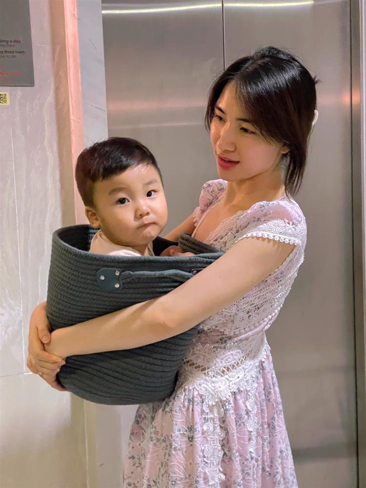 Con trai Hòa Minzy chuẩn thiếu gia nhà giàu ngày sinh nhật-11