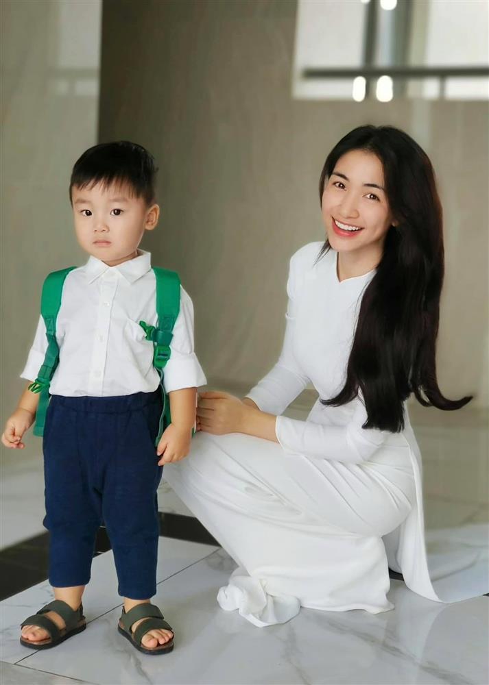 Con trai Hòa Minzy chuẩn thiếu gia nhà giàu ngày sinh nhật-6