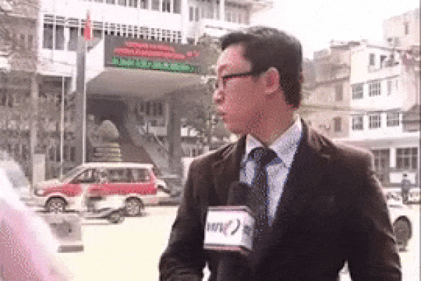 Đang say sưa dẫn sóng, nam MC gặp tình huống oái oăm-1