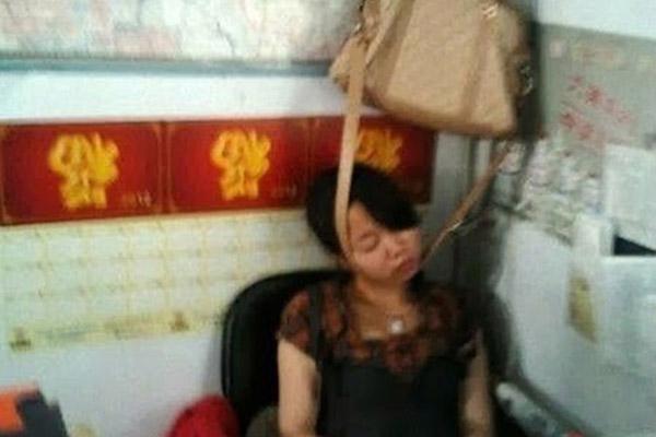 Đang phiêu theo nhạc, khách hú vía bị quạt văng thẳng vào người-3