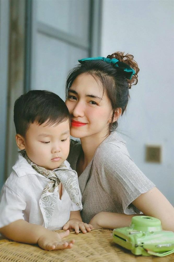 Ôm con chụp cùng trai trẻ, Hòa Minzy thanh minh vội với chồng-4