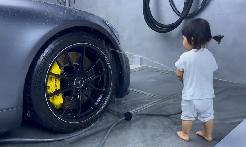 Ái nữ 1 tuổi rửa siêu xe cho Cường Đô La, 1 đại gia muốn chốt đơn-6
