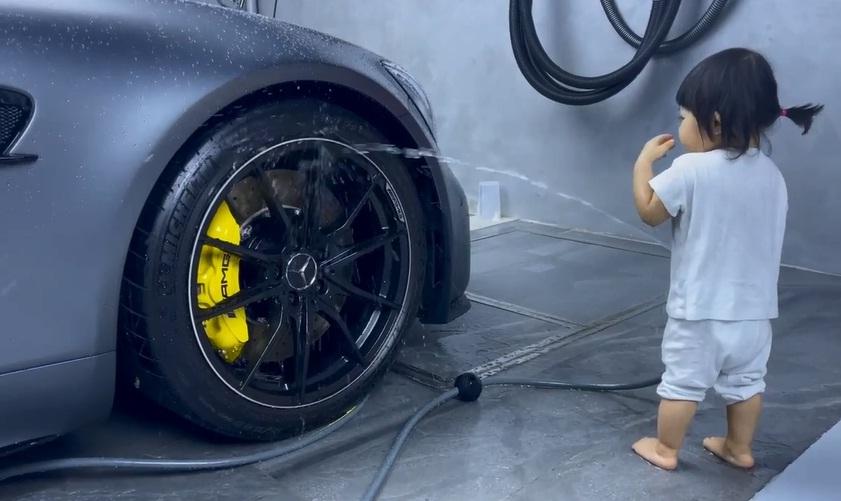 Ái nữ 1 tuổi rửa siêu xe cho Cường Đô La, 1 đại gia muốn chốt đơn-4