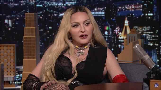 Madonna leo lên bàn tạo dáng giữa talkshow-1