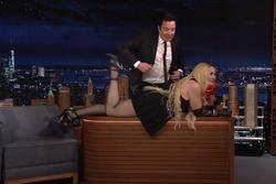 Madonna leo lên bàn tạo dáng giữa talkshow