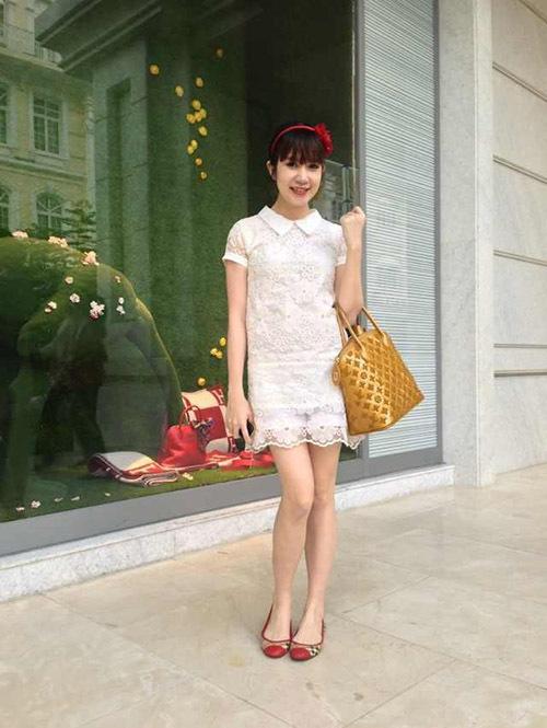 Bà mẹ 1 con sớm lấy lại vóc dáng sau sinh. Giai đoạn này, phong cách thời trang của cô gắn liền với kiểu tóc xoăn xù, mái ngang.