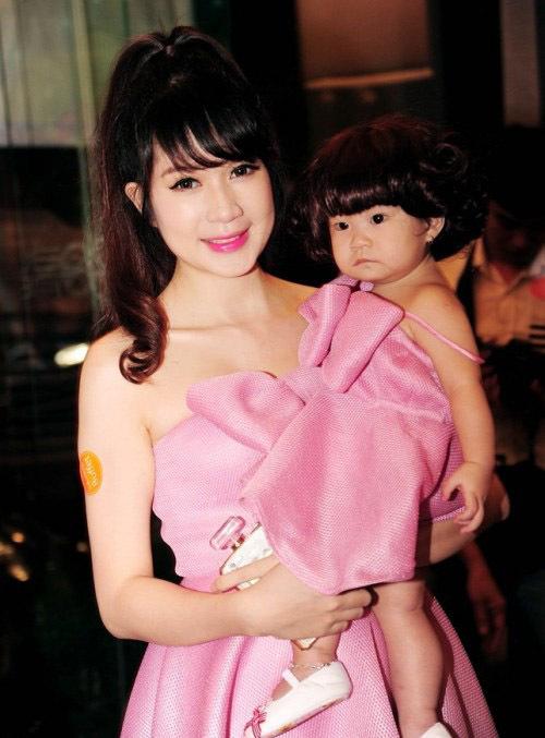 Minh Hà và Cherry mặc đồ đôi trong tiệc thôi nôi bé.