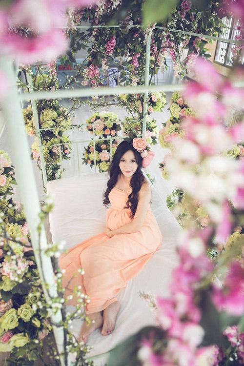 Bà xã Lý Hải ít nghén, ăn uống thoải mái và không mệt mỏi. Cô vẫn giữ được vẻ trẻ trung, tươi tắn như những thai kỳ trước. Cô còn chia sẻ với các sản phụ bí quyết chăm sóc da, trị mụn, chống nắng và chế độ dinh dưỡng hợp lý.