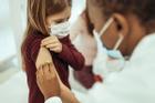 Bài học từ những nước đầu tiên tiêm vaccine Covid-19 cho trẻ em