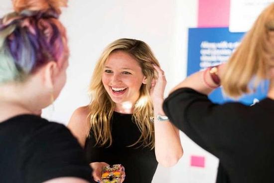 Phát tài nhờ nghề làm phù dâu, nhiều éo le đừng tưởng 'ngon ăn'