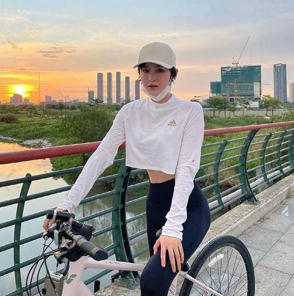Hoa hậu Kỳ Duyên diện quần bó đạp xe kỳ dị, sự thật thì sao?-4