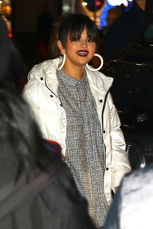 Selena Gomez trang điểm dọa ma và tóc mái lởm chởm hoảng hốt-2