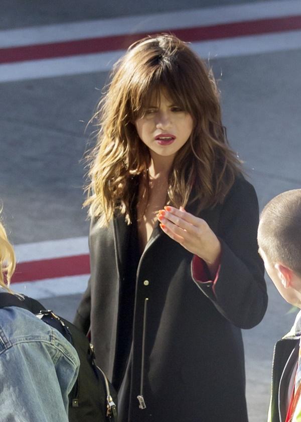 Selena Gomez trang điểm dọa ma và tóc mái lởm chởm hoảng hốt-7