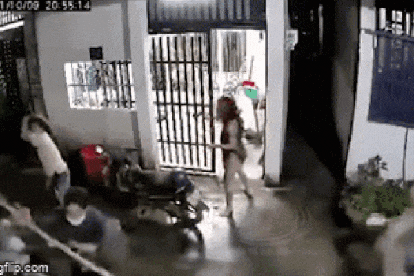 Clip: Gã đàn ông lao vào nhà dân, đâm 2 vợ chồng tử vong